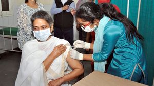  மகாராஷ்டிராவில் அதிர்ச்சி: தடுப்பூசி 2-வது டோஸை பெற்ற சுகாதார பணியாளர் உயிரிழப்பு! 