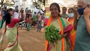 கல கல வானதி சீனிவாசன்.. கீரை தட்டை கையில் பிடித்து செல்ஃபி.. சேலை அணிந்தபடி பேட்மின்டன்.. கோவையில் 