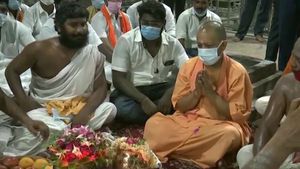 பிரசாரம் ஓவர்.. நேராக ராமேஸ்வரத்திற்கு வண்டியைவிட்ட யோகி ஆதித்யநாத்.. ராமநாதசுவாமி கோயிலில் வழிபாடு