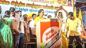 மக்கள் முன்னிலையில் திடீரென கண்ணீர் வடித்த சரத்குமார்... தேற்றிய ராதிகா.. .பரபரப்பு 