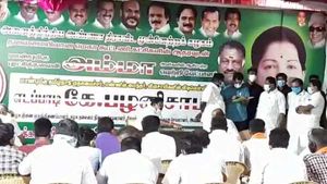 அ.தி.மு.க பிரசார மேடையில் ஒலித்த ஹிந்தி பாட்டு.. அதுவும் குத்து பாட்டு.. பரபரப்பை உண்டாக்கிய சேலம்! 