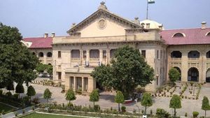 ஆக்சிஜன் உதவி கோருபவர்கள் மீது போலீஸ் நடவடிக்கை.. யோகி அரசுக்கு எதிராக.. ஹைகோர்டில் பொதுநல வழக்கு