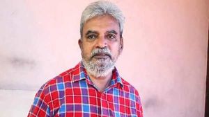 பேங்க் பேலன்ஸ் 2,00,850.. முதல்வர் நிவாரணத்திற்கு  2 லட்சம்.. பேலன்ஸ் 850தான்.. 
