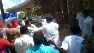 அம்பேத்கர் சிலைக்கு மாலை அணிவிப்பீங்களோ?பாஜகவினரை கல்,கம்புகளால் அடித்து ஓட ஓட விரட்டிய மதுரை விசிக 