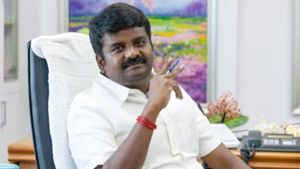 பணம் பதுக்கல்? அமைச்சர் விஜயபாஸ்கரின் நண்பர் வீட்டில் அங்குலம் அங்குலமாக அதிகாரிகள் சோதனை 