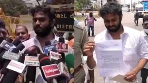 காட்டுத்தனமாக அடித்த எஸ்ஐ.. டிரான்ஸ்ஃபர் செய்தால் போதுமா?.. சஸ்பெண்ட் செய்யணும்.. ஓட்டல் ஓனர் மனு! 