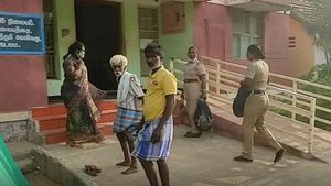 திண்பண்டங்களை வாங்கி கொடுத்து 8 மாதமாக 13 வயது சிறுமி கூட்டு பலாத்காரம்.. 3 பேர் கைது 