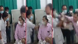மருத்துவரை பளார் என கன்னத்தில் அடித்த நர்ஸ்.. பதிலுக்கு பதில் செம ஃபைட்.. வைரலாகும் வீடியோ! 
