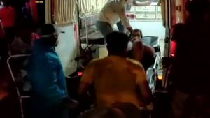 அட கொடுமையே.. மகாராஷ்டிரா கொரோனா சிகிச்சை மையத்தில் பயங்கர தீ விபத்து.. 13 நோயாளிகள் உயிரிழப்பு! 