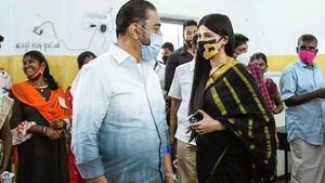 கமல் வேட்பாளர் என்பதற்காக நடிகை ஸ்ருதிஹாசன் வாக்குச் சாவடிக்குள் எப்படி வரலாம்? பாஜக பரபர புகார் 