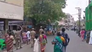 அரவக்குறிச்சி தொகுதி பள்ளபட்டி வாக்குசாவடியில் திமுக-பாஜகவினரிடையே மோதல்.. பதற்றம் 
