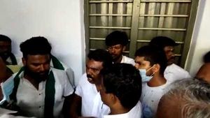 இரட்டை இலைக்கு ஓட்டுபோட வாக்காளர்களுக்கு மிரட்டல்.. அதிமுக பிரமுகர் மீது பரபர புகார்.. வைரலான வீடியோ