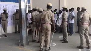 கரூரில் வாக்கு பதிவு மையத்தில திமுக அதிமுகவினர் 100க்கும் மேற்பட்டோர் வாக்குவாதம்.. போலீசார் தடியடி 