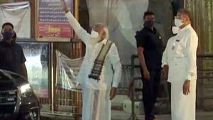 மதுரை மண்ணில் மோடி.. தோளில் துண்டை போட்டுக்கு கொண்டு.. மீனாட்சி அம்மன் கோயிலுக்குள் செம்ம என்ட்ரி! 