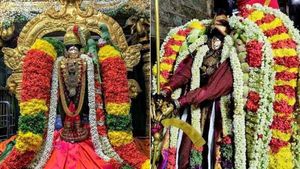 ஆண்டாள் சூடிய மாலை அணிந்து கள்ளழகர் வைகையில கால் பதிக்கும் நேரத்திலே... 