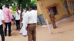 வாக்கு சாவடி அருகே.. பெண் போலீசை.. காது கொடுக்க முடியாதபடி திட்டிய திமுக எம்எல்ஏ.. ஷாக் வீடியோ 