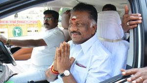 ஓ.பி.எஸ். காரை முற்றுகையிட்ட மக்கள்... குண்டுகட்டாக கைது செய்த போலீஸ்... பரபரத்த உசிலம்பட்டி..! 