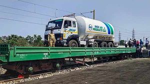 ஆக்சிஜன் பற்றாக்குறை: மகாராஷ்டிராவுக்கு விரைந்த‘ஆக்ஸிஜன் எக்ஸ்பிரஸ்’  ரயில்.. தட்டுப்பாடு தீருமா? 