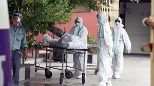  கர்நாடகாவில் சுடுகாட்டிலும் காத்திருக்க வேண்டிய அவலம்.. சொந்த இடங்களில் உடலை தகனம் செய்ய அனுமதி