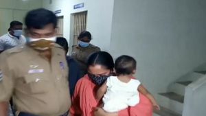 ஈரோட்டில் தோழியை மணந்து இரு குழந்தைகளை நரபலி கொடுக்க திட்டமிட்ட தாய் உள்பட 5 பேர் கைது 