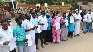 தூத்துக்குடியில் கருப்பு தினம் அனுசரிப்பு - வீட்டு வாசலில் BAN ஸ்டெர்லைட் கோலம் போட்டு எதிர்ப்பு 
