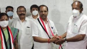 மனதை கரைத்த அமைச்சரின் பேச்சு.. சேந்தமங்கலம் தொகுதி அமமுக வேட்பாளர்.. அதிமுகவிற்கு திடீர் ஜம்ப்! 