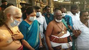 காமாட்சி அம்மனை தரிசிக்க வந்த சசிகலா.. திடீரென வந்த அமமுக வேட்பாளர்கள்.. தந்த பரிசு தான் ஹைலைட்!