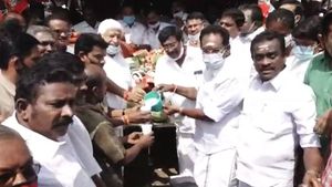 ஜில்லின்னு மோர் குடிங்க.. கூப்பிட்டு கொடுத்த செல்லூர் ராஜூ.. எடப்பாடி குறித்து கூலாக சொன்ன விஷயம்! 