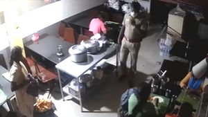  ஹோட்டலில் புகுந்து மக்களை காட்டுத்தனமாக அடித்த  காட்டூர் எஸ்ஐ சஸ்பெண்ட்.. கோவை கமிஷனர் அதிரடி 