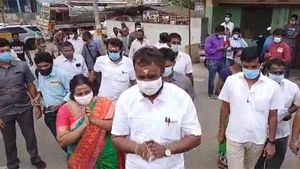 வாக்குப் பதிவு- காரில் கட்சி கொடி, தோளில் அதிமுக துண்டு.. எஸ்.பி. வேலுமணி மீது பாய்ந்தது வழக்கு! 