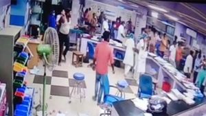 தஞ்சை மருத்துவக்கல்லூரியில் பயிற்சி டாக்டர் மீது சரமாரி தாக்குதல்.. வெளியான சிசிடிவி காட்சி 