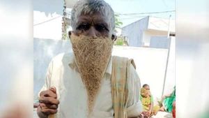  இது என்ன புது டைப் மாஸ்க்... பறவை கூட்டையே முக கவசமாக மாற்றிய முதியவர்... வைரல் புகைப்படம்