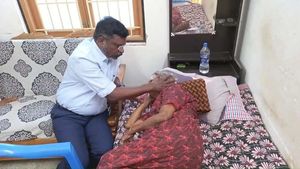 மதுரையில் அம்மாவுடன்... திருமாவளவன் போட்ட ஒரே ஒரு போட்டோ... நெக்குருகி போன நெட்டிசன்கள் 