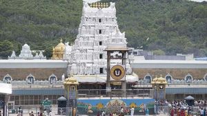 திருப்பதி ஏழுமலையானை இலவசமாக தரிசிக்க முடியாது - ரூ.300 கட்டண தரிசனத்திற்கு மட்டும் பக்தர்கள் அனுமதி