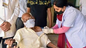 கடும் தட்டுப்பாடு.. மும்பையில் கொரோனா தடுப்பூசி போடும் பணி திடீரென நிறுத்தம்.. மக்கள் கவலை 