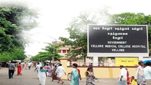  வேலூர் அடுக்கம்பாறை அரசு மருத்துவமனையில்  7 பேர் உயிரிழப்பு: விரிவான அறிக்கை தர அரசு உத்தரவு 