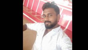 நீ தற்கொலை செய்து கொள்.. இல்லாட்டி மகளை ஆணவக் கொலை செய்வதாக பெற்றோர் மிரட்டல்.. காதலன் தீக்குளிப்பு!