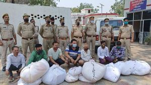 மயானத்திலிருந்து துணிகளை திருடி.. புதிய ஸ்டிக்கர் ஒட்டி மீண்டும் விற்பனை.. உ.பி-இல் செம ஷாக் 