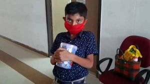 ஆன்லைன் வகுப்பிற்கு டேப் வாங்க சேர்த்த பணம்.. மொத்தமாக முதல்வர் கொரோனா நிதிக்கு அளித்த சேலம் சிறுவன்