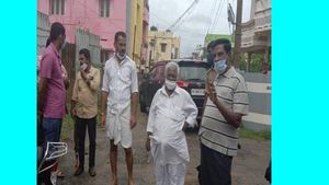 காலில் செருப்பு கூட போடாமல்.. வேட்டியை மடித்து கட்டிக் கொண்டு.. தெரு தெருவாக செல்லும் பாஜக காந்தி! 