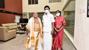  முதலமைச்சர் மு.க.ஸ்டாலினுக்கு திருப்பதி தேவஸ்தானம் சார்பில் மரியாதை... பிரசாதம் வழங்கி ஆசி..! 