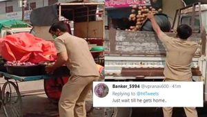 ஊரடங்கு விதிகளை மீறிய.. தாயிடமிருந்து காய்கறிகள் பறிமுதல்.. கடமை தவறாமல் செயல்பட்ட நகராட்சி ஊழியர்! 