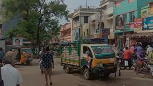 காற்றில் பறந்த முழு ஊரடங்கு விதிகள்.. தஞ்சையில் கூட்டம் கூட்டமாக வந்த மக்கள்! 
