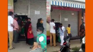 ஷட்டரை திறந்தா.. குபுகுபுவென வந்த பெண்கள்.. சிறுசு முதல் பெருசு வரை.. குட்டுப்பட்ட 
