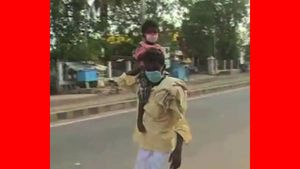 பஸ்ஸும் ஓடல.. மெடிக்கல் ஷாப்பும் இல்லை.. ஜூரம் வந்த மகளை.. 8 கி.மீ. தோளில் சுமந்து நடந்து வந்த தந்தை