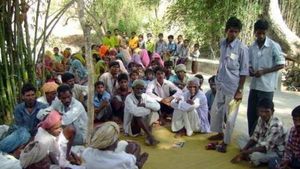 விழுப்புரம்: ஒட்டனந்தல் கிராம பஞ்சாயத்தில் தலித் முதியவர்களை காலில் விழ வைத்த 2 பேர் கைது 