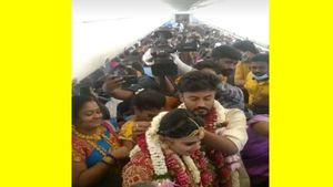ஊரடங்கு எதிரொலி - பறக்கும் விமானத்தில் திருமணம் செய்துகொண்ட மதுரை ஜோடி- வைரல் வீடியோ 