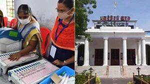 புதுவையில் தபால் வாக்கு எண்ணும் பணி தொடங்கியது.. ஆளப் போவது யார்? 