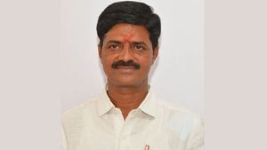 கெமிக்கல் இஞ்சினியர் டூ அதிமுக வேட்பாளர்... துரைமுருகனுக்கு டஃப் தந்த ராமுவின் பின்னணி இது தான்..! 