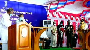 புதுச்சேரி முதல்வராக பதவியேற்றார் என். ரங்கசாமி - பதவிபிரமாணம் செய்து வைத்த தமிழிசை சவுந்தரராஜன் 